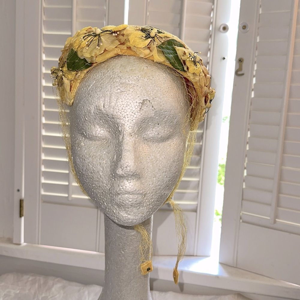 Vintage 50s/60s Yellow Floral Hat with netting that‎ ties under chin